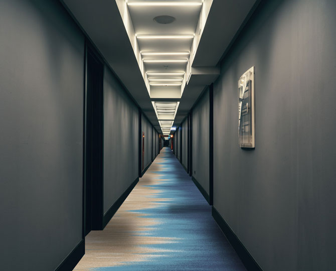 Thảm gỗ ở hành lang màu xanh